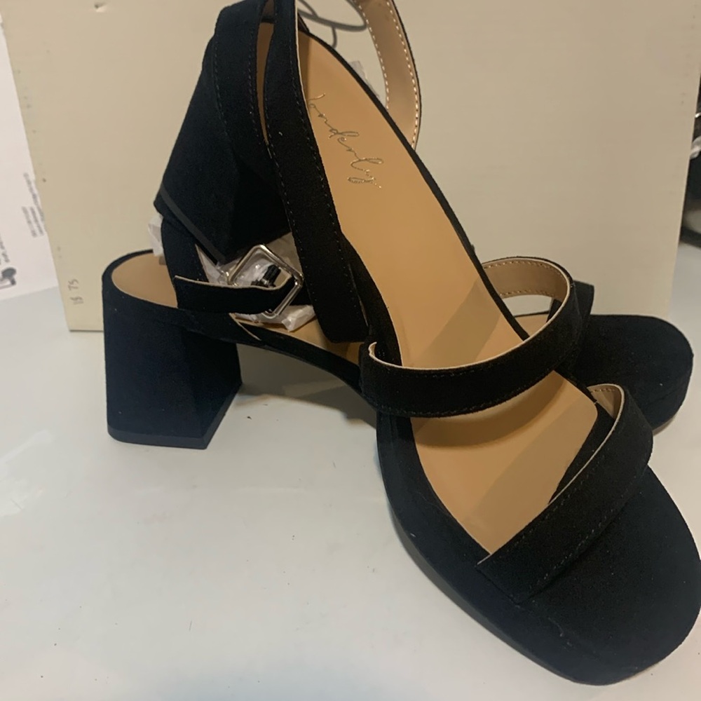 Wonderly SZ 7 Platform Sandal/Shoes,New with Box,Black, "Callie " Style Strappy